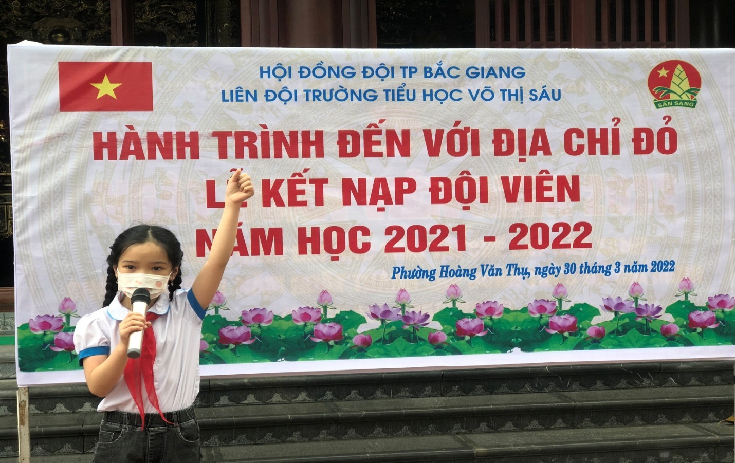 Em Nguyễn Ngọc Quỳnh Nhi chi đội 3A5, thay mặt cho các bạn  đội viên mới lên hứa lời hứa của đội viên.