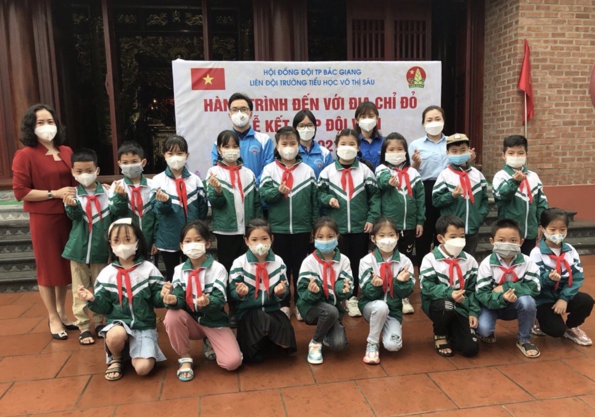 Đại biểu chụp ảnh lưu niệm cùng học sinh.