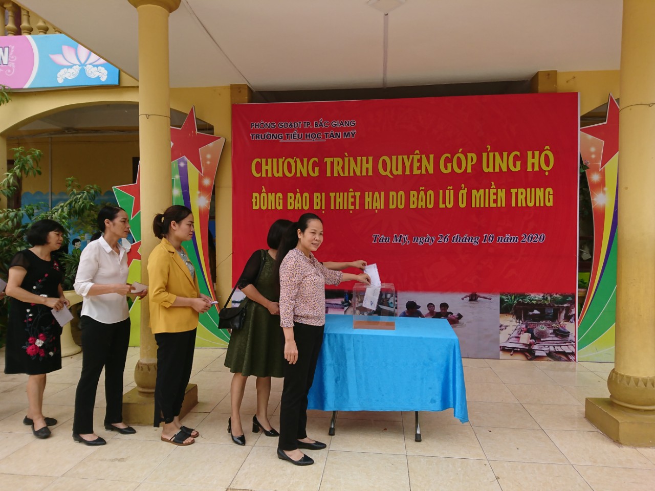 Cán bộ giáo viên nhà trường tham qua chương trình quyên góp ủng hộ