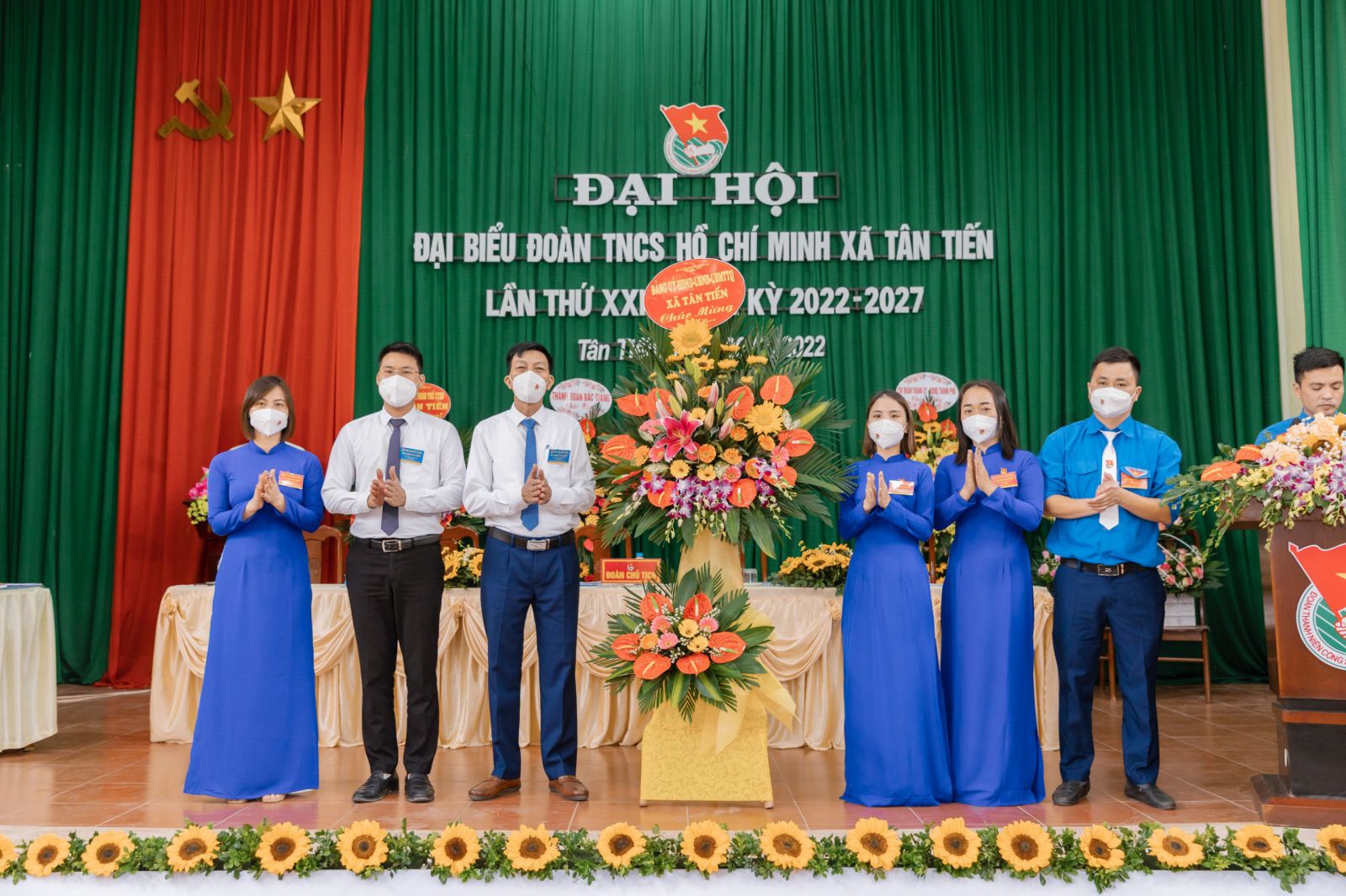 Lãnh đạo Đảng uỷ, HĐND, UBND, UBMTTQ tặng hoa chúc mừng Đại hội