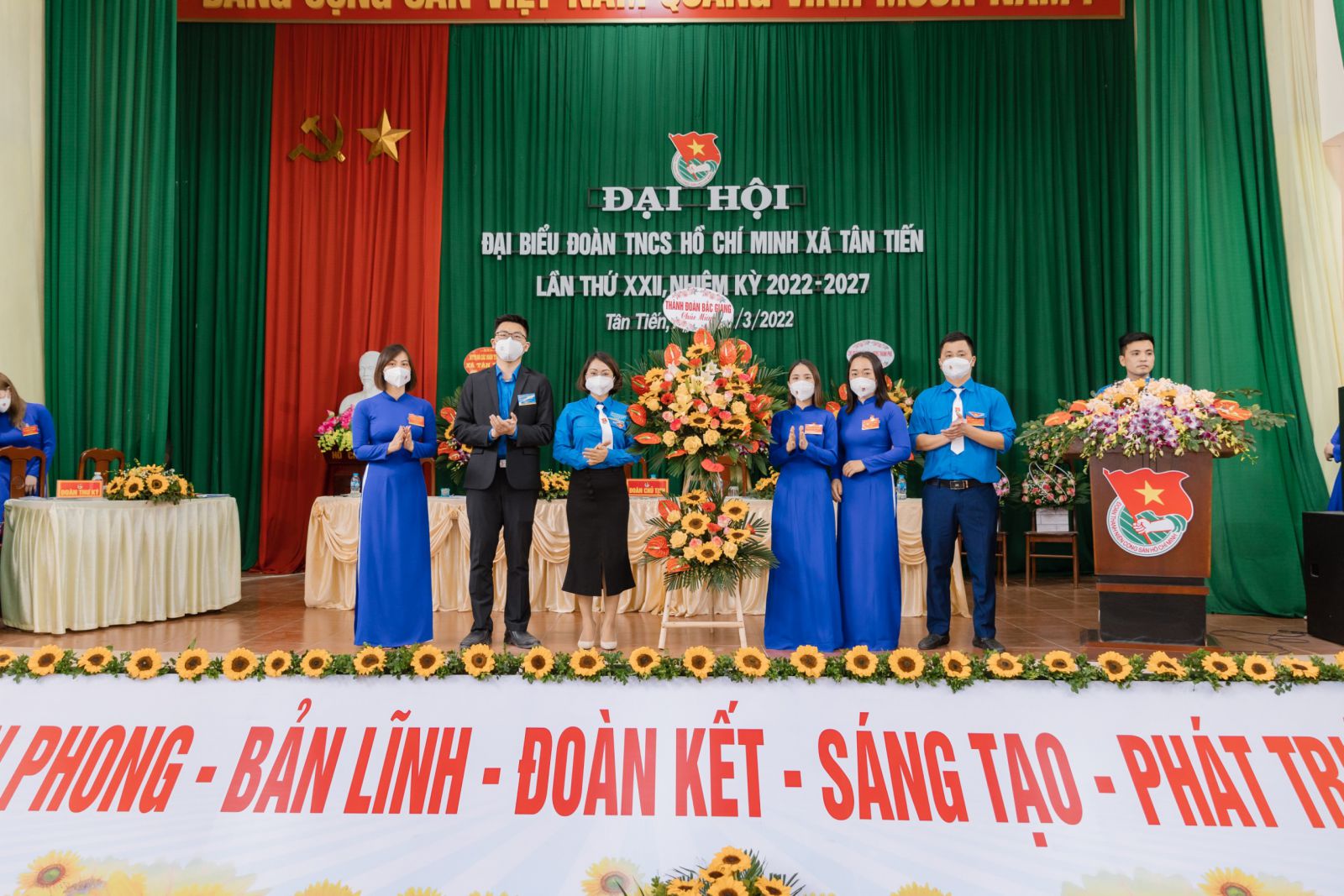 Đại diện Thành đoàn tặng hoa chúc mừng Đại hội.