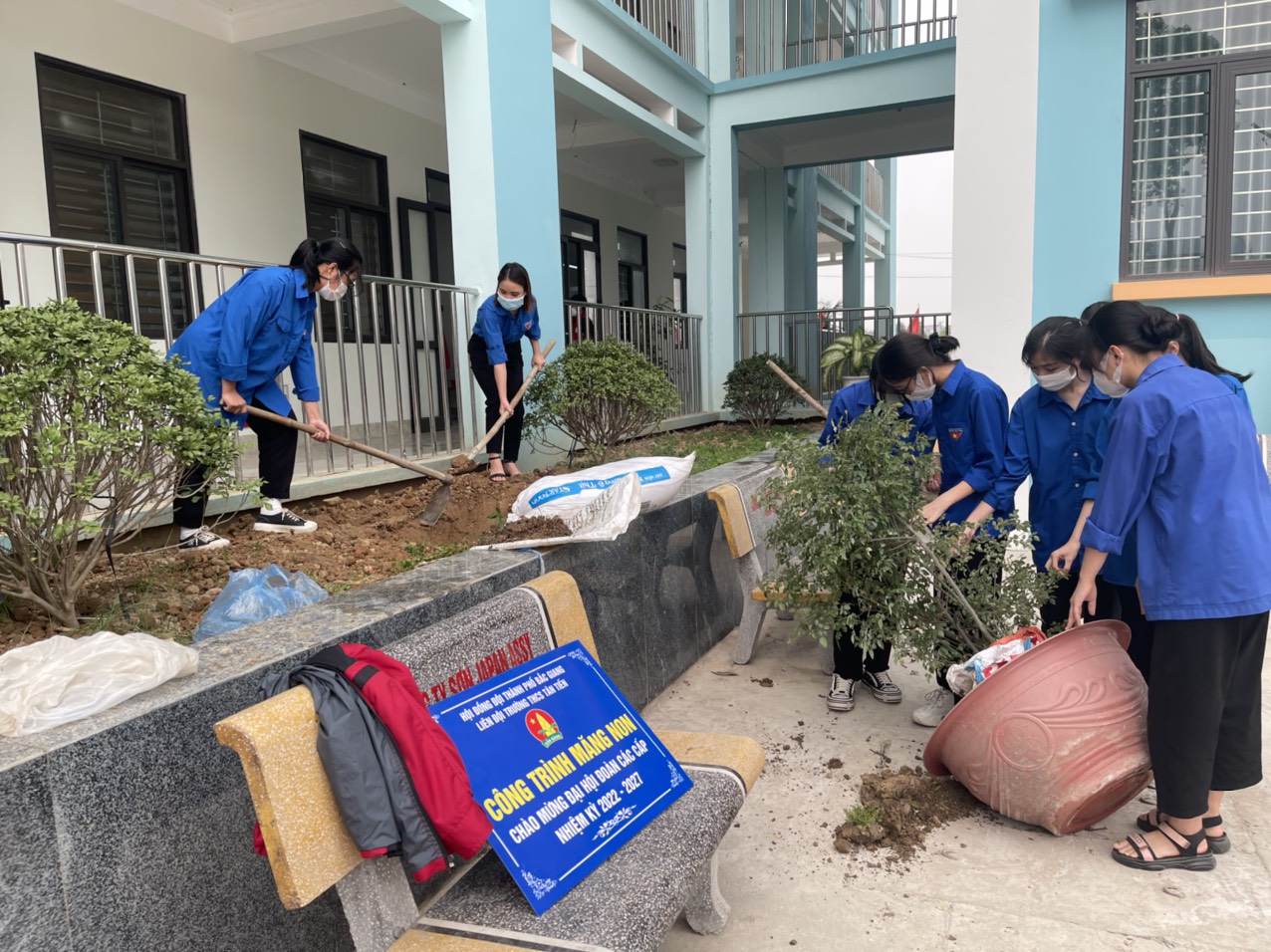 Hình ảnh đoàn viên, học sinh tham gia công trình trường lớp xanh