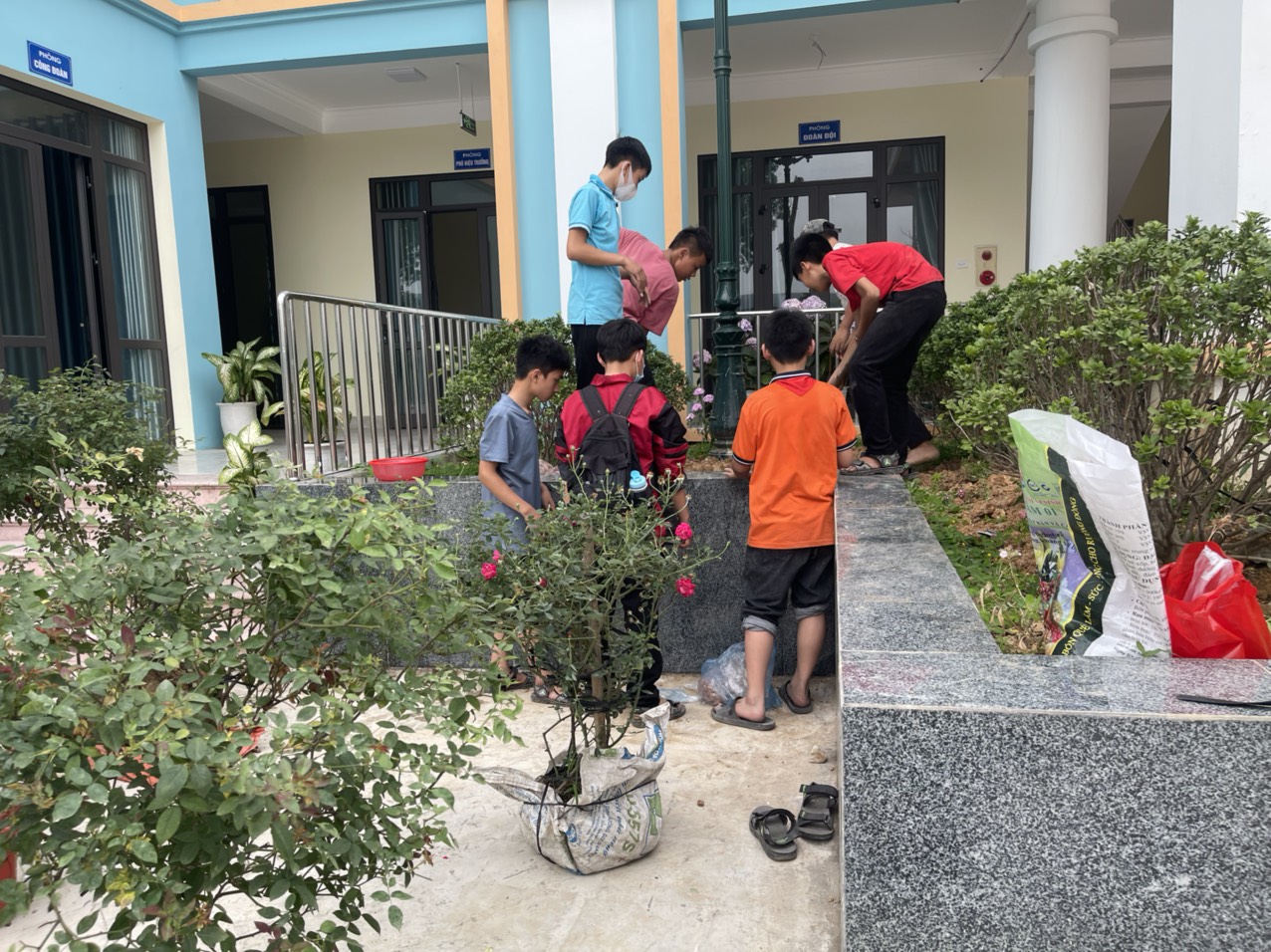 Hình ảnh đoàn viên, học sinh tham gia công trình trường lớp xanh