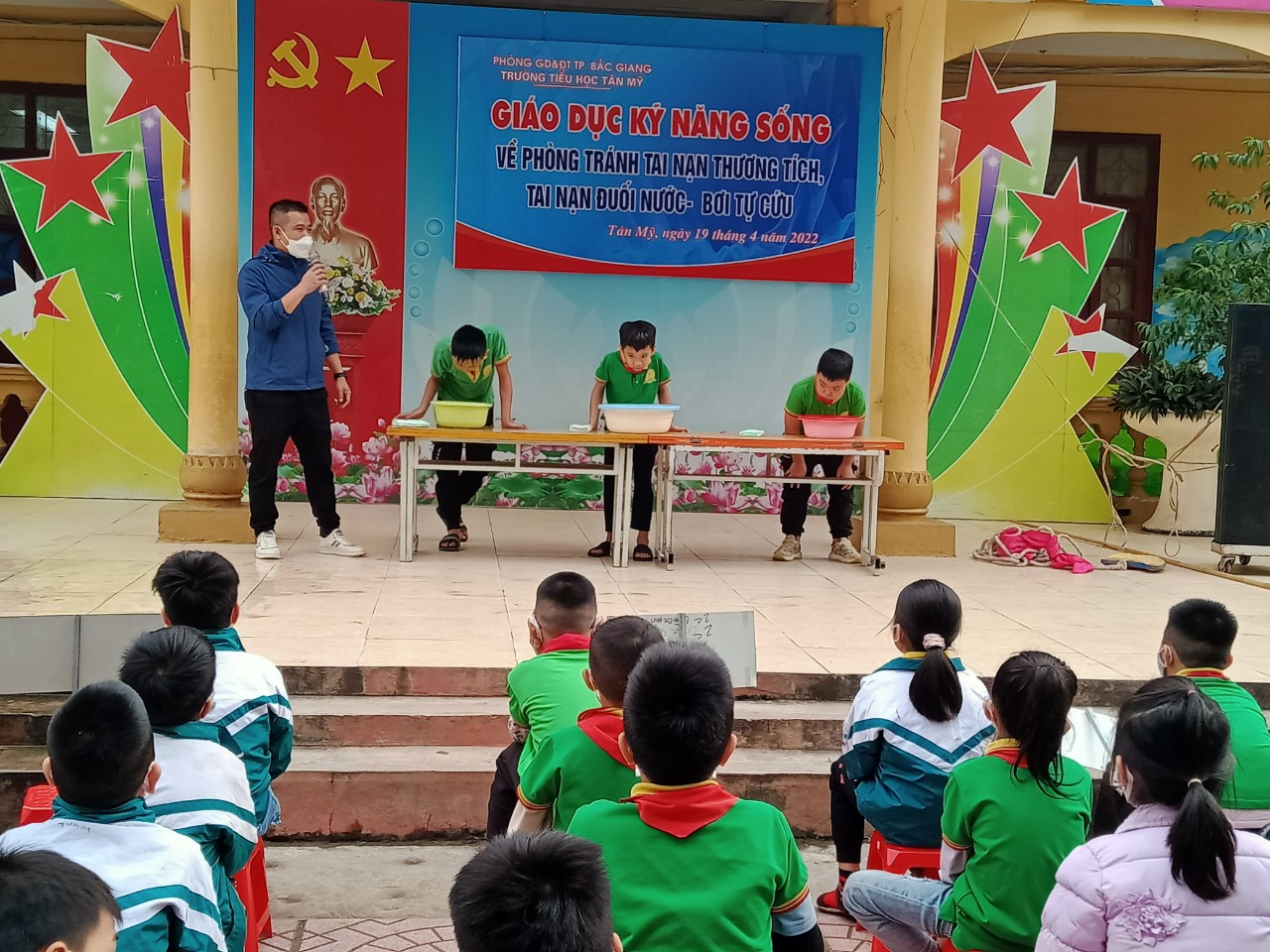 Thực hành kỹ năng bơi tự cứu