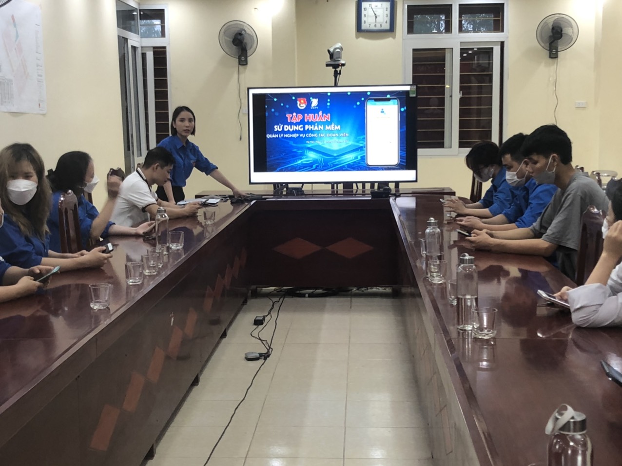 Các bạn Đoàn viên thực hành cài đặt ứng dụng "Thanh niên Việt Nam" trên điện thoại.