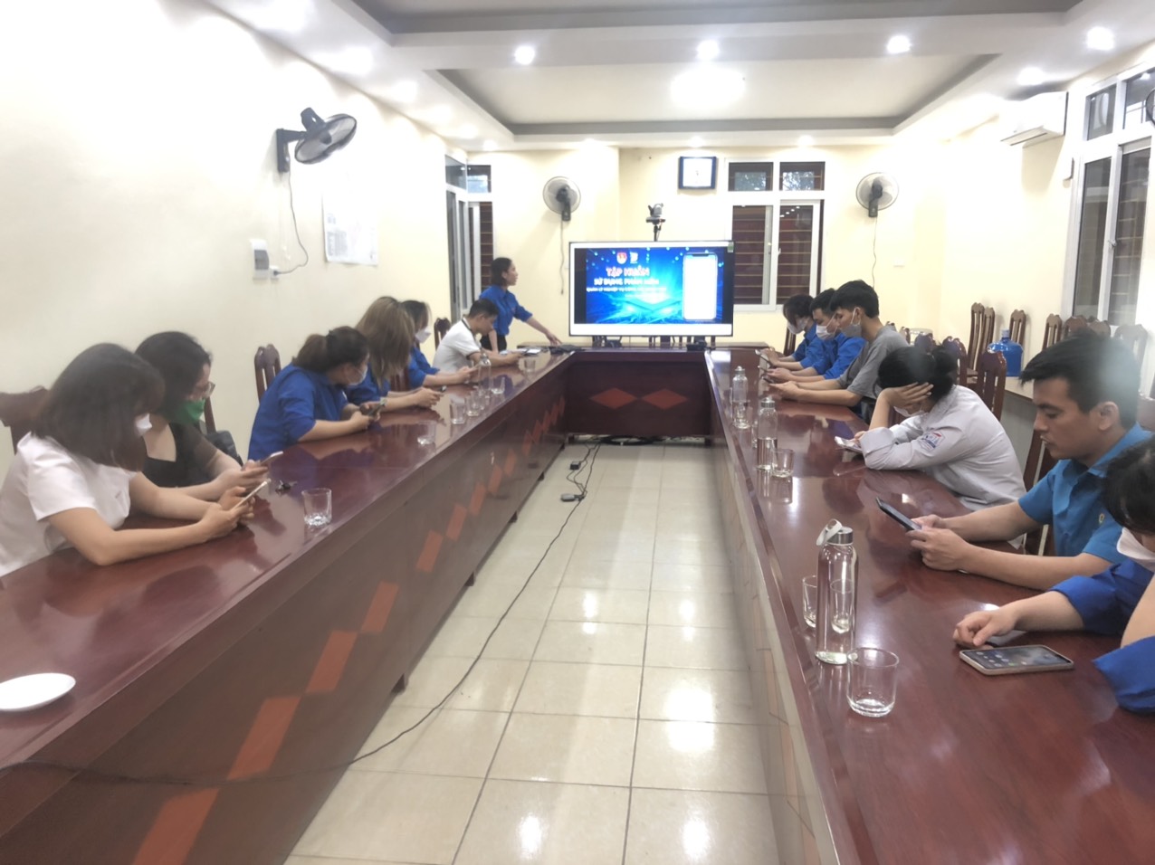 ác bạn Đoàn viên thực hành cài đặt ứng dụng "Thanh niên Việt Nam" trên điện thoại.