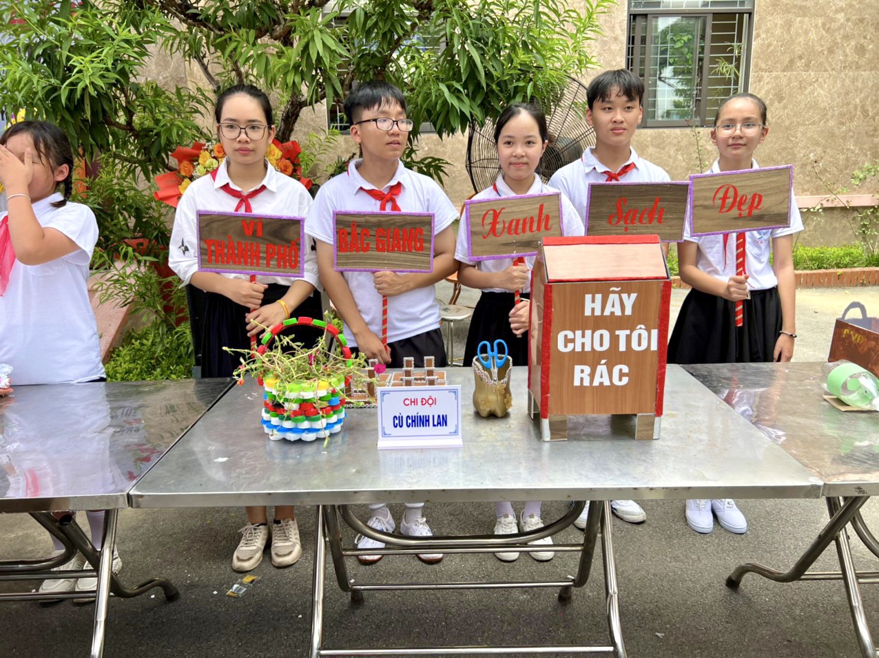 Hình ảnh: Các em thiếu nhi tham gia trò chơi đập niêu
