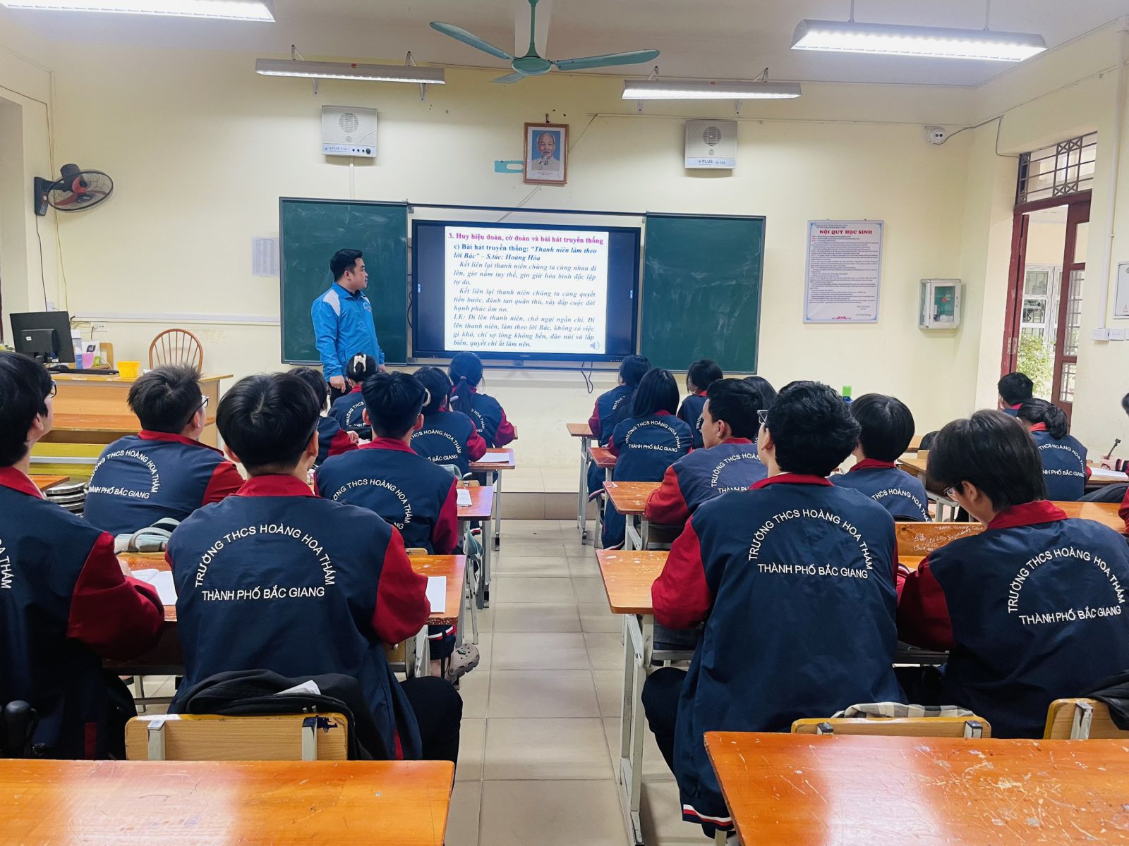 Anh Nguyễn Thế Hoạch - Bí thư Đoàn phường trao đổi với các bạn đội viên truyền thống của Đoàn