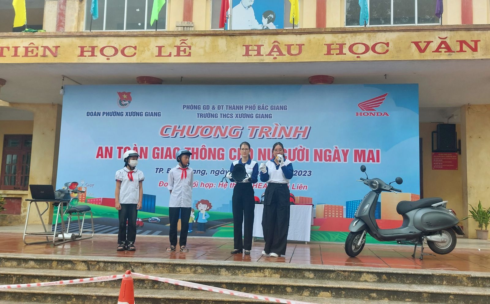 Hướng dẫn học sinh đội mũ bảo hiểm đúng cách