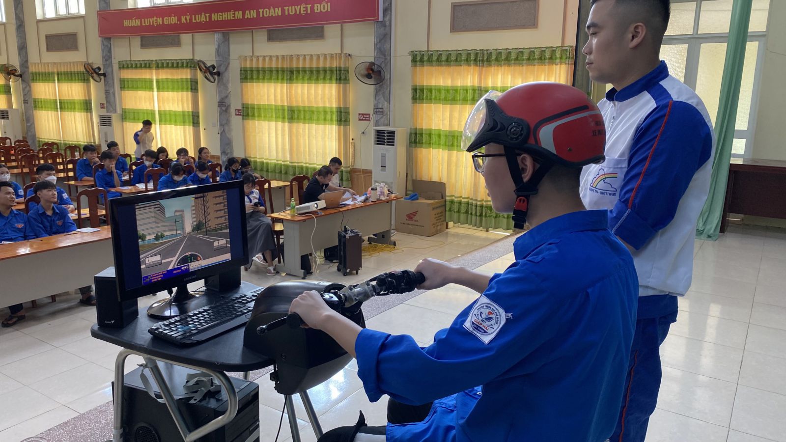 ĐVTN đươc hướng dẫn lái thử xe trên xe mô hình